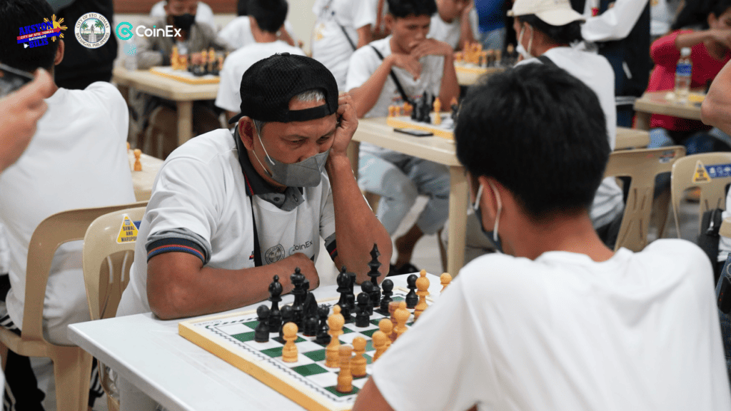 70-years old Sonny Bumanlag versus young opponent